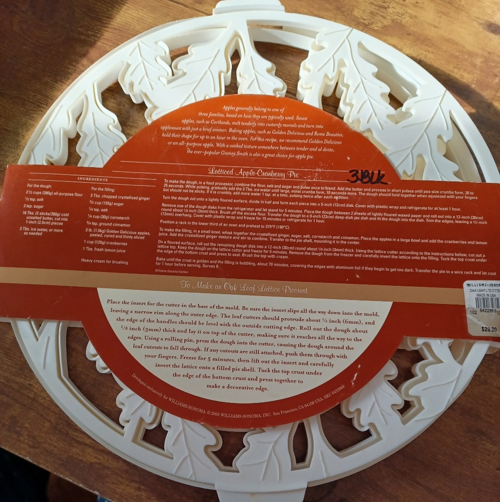 William Sonoma Oak leaf lattice pie crust cutter - Picture 3 of 3
